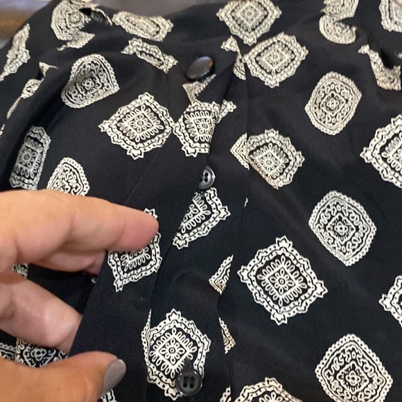 Anne Klein Black and White Print Blouse Button down Long Sleeve Flowy Material - Picture 4 of 10